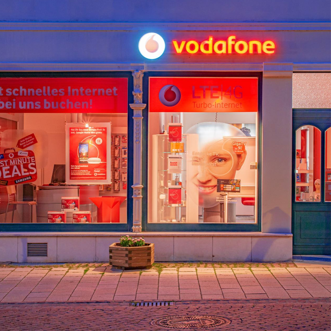Vodafone Shop Oschatz am Abend beleuchtet